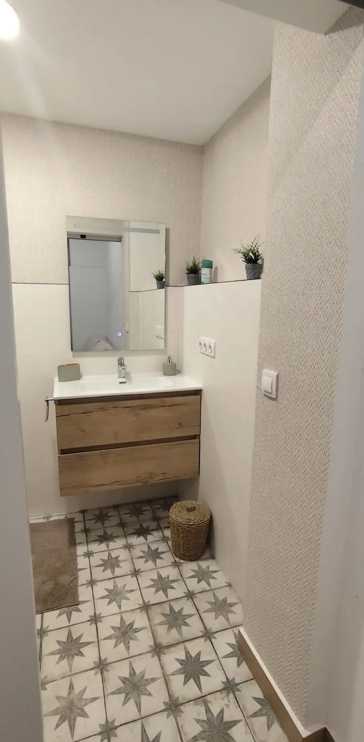 Lavabo del baño con azulejo de estrellas
