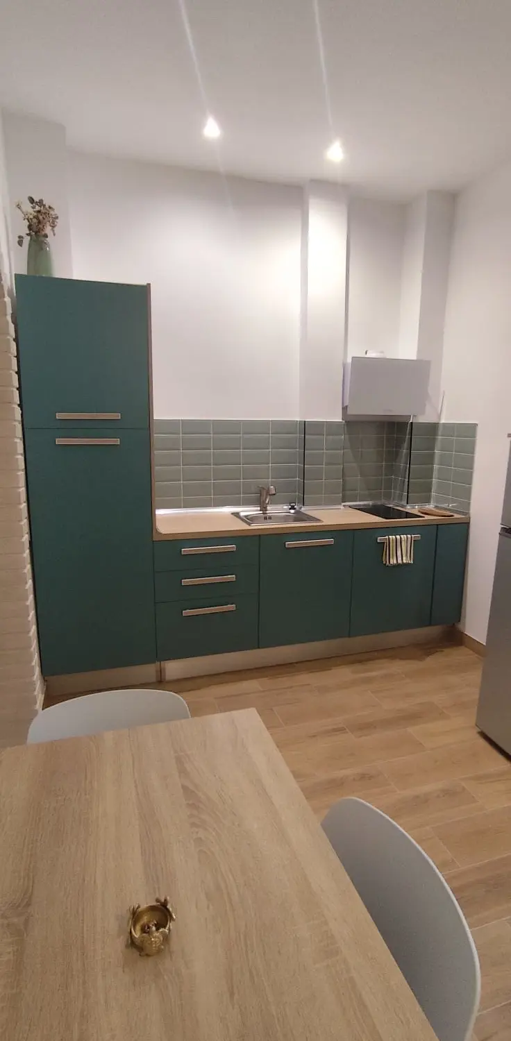 Cocina completa con mobiliario verde azulado