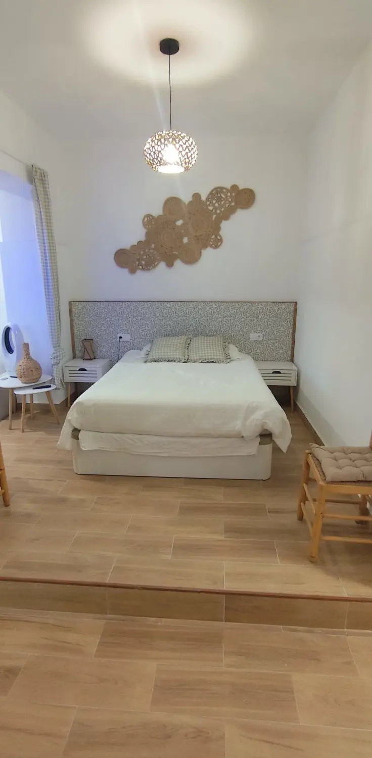 Dormitorio con cama doble y decoración artesanal