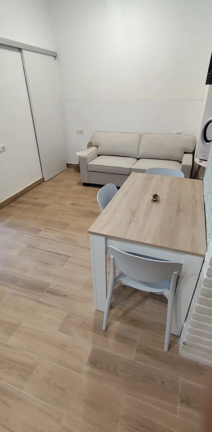 Mesa de comedor junto al sofá
